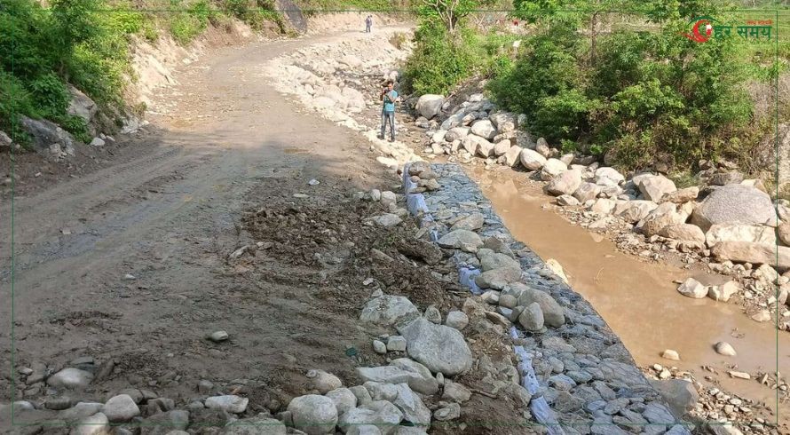 सडक निर्माणमा स्थानीय र निर्माण व्यवसायीबीच विवाद