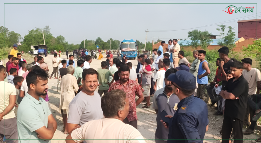 अधूरो पुल निर्माणको माग गर्दै जनकपुर–ढल्केवर सडकमा चक्काजाम
