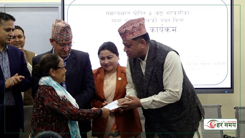 समस्याग्रस्त पाँच सहकारीका बचतकर्ताको बचत फिर्ता सुरु, पहिलो चरणमा ४२ जनाले पाए रकम