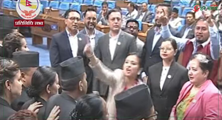गृहमन्त्री लेखकले बोल्दै गर्दा रास्वपाले रोष्ट्रममै पुगेर गरे नाराबाजी