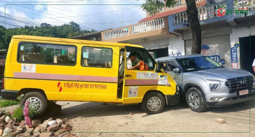 हेटौंडाको मास्टरचोकमा ट्याङ्करले विद्यालयको बसलाई दियो ठक्कर
