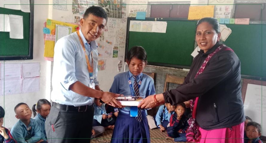 इन्द्रावती–४ का ७० जना विपन्न बालबालिकालाई शैक्षिक सामग्री वितरण
