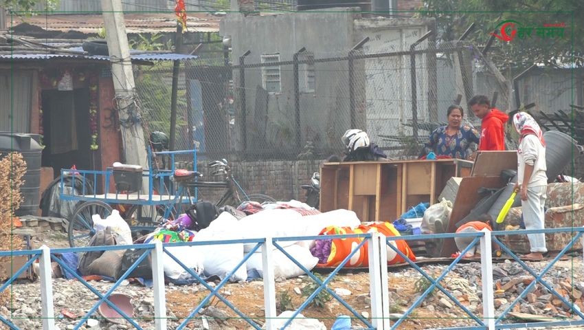 डाेजर चल्ले हल्लापछि सुकुम्बासीले बस्ती खाली गर्न थाले
