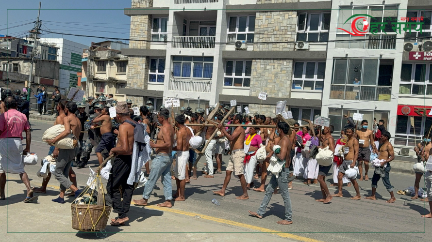स्वर्गद्वारी गुठी पीडितले गरे काठमाडौंमा नाङ्गै प्रदर्शन (फोटो फिचर)