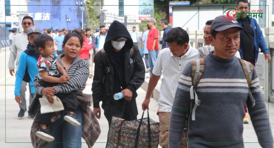 केरुङमा गम्भीर बिरामी परेका नेपालीको क्रेनद्वारा उद्धार, अलपत्र परेका १६९ नेपाली पनि तातोपानी नाका हुँदै देश फर्कने