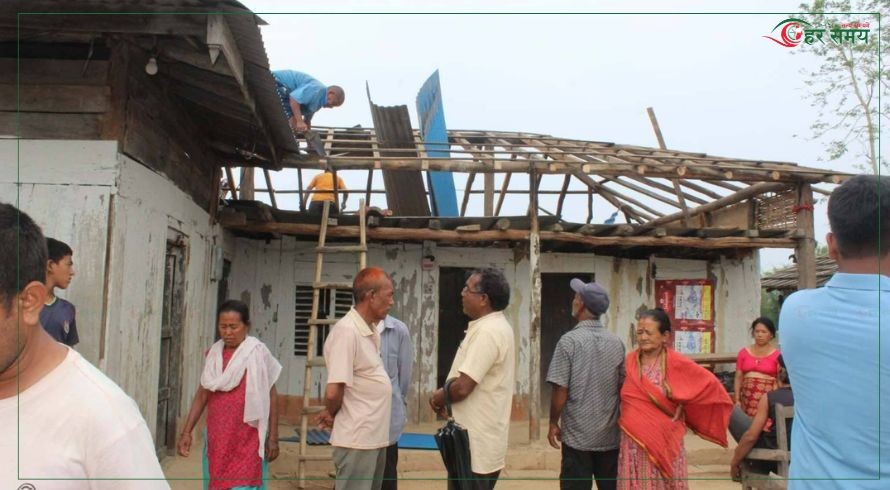 करेन्ट लागेर मृत्यु भएका उज्वलको घरमा छिमेकीले हालिदिए छानो, किरिया बस्ने ठाउँ पनि बनाइदिए