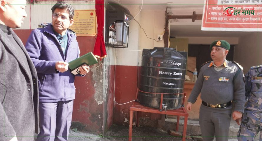 तातोपानीमा सशस्त्र प्रहरीले राख्यो आगन्तुकको लागी शुद्ध खानेपानी युरो गार्ड