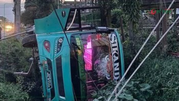 काठमाडौंबाट वीरगन्जका लागि छुटेको बस दुर्घटनाग्रस्त