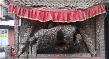 `बाङ्गे मुडा´ : दाँत दुखाइ निको पार्ने अनौठो थान, चाँदीको सिक्का ठोक्दा राहत हुने जनविश्वास