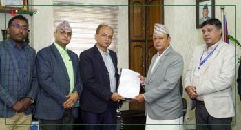मन्त्री खड्काले ताप्लेजुङ दुर्घटनाको प्रतिवेदन बुझ्दै भने - लापरवाही गर्ने कर्मचारीलाई कारबाही हुन्छ 