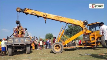 दानव नदीमा क्रेनबाट दुर्गा मूर्ति विसर्जन, दुर्घटना रोक्न रामजितको निजी पहल