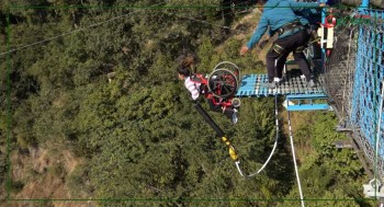 नेपालमै पहिलोपटक अपाङ्गता भएकी महिलाको ऐतिहासिक ह्विलचियर बन्जी जम्प