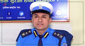 काठमाडौं उपत्यकामा बल्नै छाडे ट्राफिक लाइट, हातको इशारामा प्रहरी (भिडियोसहित)