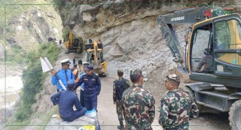 कालिकोटमा सडक डिभिजन कार्यालयको डोजर तोडफोड