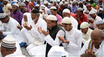 मुस्लिम धर्मावलम्बीले बकर इद मनाउँदै