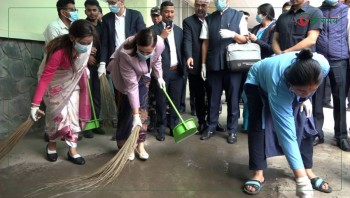 वीर अस्पतालमा कुचो लगाउँदै स्वास्थ्य मन्त्री निशा मेहता