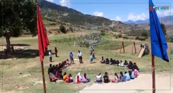 विद्यालयको भवन नहुँदा भुइँमै बसेर पढ्न बाध्य मुगुका विद्यार्थी