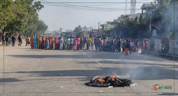 चन्द्रपुर सवारी दुर्घटना : मृतकका परिवारले टायर बालेर गरे प्रदर्शन