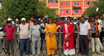 लम्कीचुहाले दियो ‘बरघर’ र ‘चौकीदार’लाई मोबाइल र साइकल (भिडियोसहित)