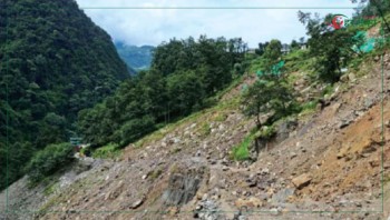 तातोपानी भन्सार क्षेत्रमा सुख्खा पहिरो, सशस्त्र प्रहरीका संरचनामा क्षति