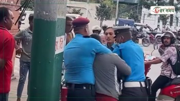आकाशे पुलबाट बाटो काट्न आग्रह गर्दा महिला ट्राफिकमाथि हातपात गर्ने युवा पक्राउ
