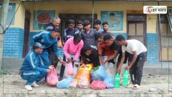 दशैंमा भोकै परेका अलपत्र मजदुरलाई नगरपालिकाले दियो मासुसहित खाद्यन्न 