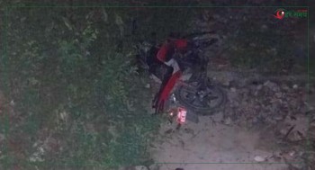 सर्लाहीमा पुलबाट मोटरसाइकल खस्दा एक जनाको मृत्यु