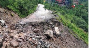 पहिरोले अरनिको राजमार्ग अवरुद्ध