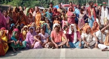 राहत वितरणमा पक्षपातको आरोप, कोडैनाका बाढी पीडित सडकमा