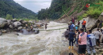 बाढीको कारण खोलामा फसेका ४ जना मानिसलाई सकुशल उद्धार