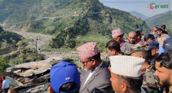मन्त्री पाण्डेले गरे आगलागीबाट नष्ट बाम्का बजार क्षेत्रको निरीक्षण