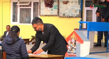 बालेन शाहले तीनकुनेको अन्नपूर्ण विद्यालय केन्द्रबाट गरे मतदान