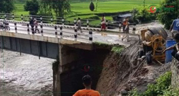 भटौली खोलामा कटानपछि मन्थली–पकरबास सडक अवरुद्ध, सवारी आवागमन रोकियो 