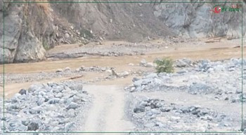 रोशी खोलाले नेपालथोकको डाइभर्सन पनि बगायो, रामेछापको सुनापति आउने सडक अवरुद्ध
