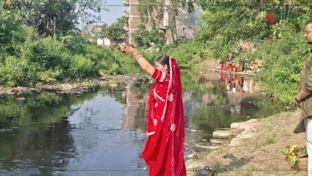 छठ पूजाको आज तेस्रो दिन अस्ताउँदो सूर्यलाई अर्घ अर्पण गरिदैं