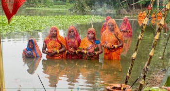 छठ पुजा : अस्ताउँदो सुर्यलाई अर्घ दिन व्रतालुहरु जलाशयमा