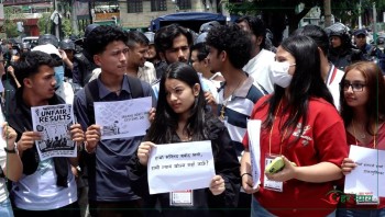 १२ कक्षाको नतिजाप्रति असन्तुष्टि जनाउँदै विद्यार्थीहरूको विरोध प्रदर्शन 