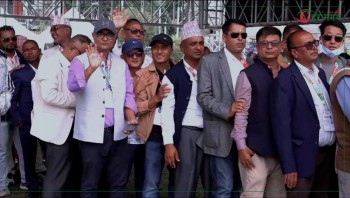 कांग्रेस महाधिवेशन : घण्टौँ लाइनमा बसेर मतदान गर्दै प्रतिनिधि