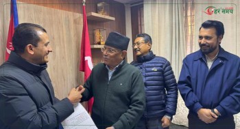 प्रचण्डको हातबाट सापकोटाले लिए सिन्धुपाल्चोक-१ मा टिकट 