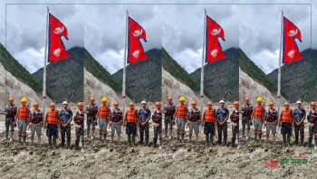 टिमुरेमा पुनः फहराइयो राष्ट्रिय झण्डा, बाढीले बगाएको सीमा नाका फेरि फर्काउने प्रयास