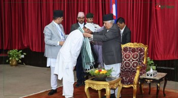 गम्छा र टोपी लगाइदिएर राष्ट्रपतिले गरे हजयात्रीको बिदाइ