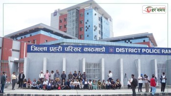 पत्रकार किशोर श्रेष्ठको रिहाइ माग गर्दै काठमाडौं प्रहरी परिसरअगाडि प्रदर्शन