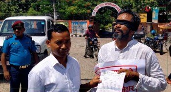 विरोधको अनौठो शैली : आँखामा कालोपट्टी बाँधेर नगर परिक्रमा [भिडियो]