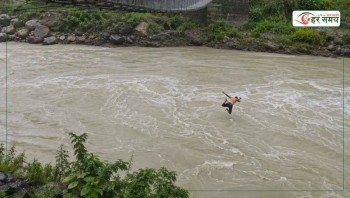  झोलुङ्गे पुलबाट युवकले खोलामा हाम फाले