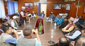 चाडबाडमा नागढुङ्गा सुरुङमार्गबाट यात्रुवाहक सवारीसाधन बाहिरिन पाउने [भिडियोसहित]