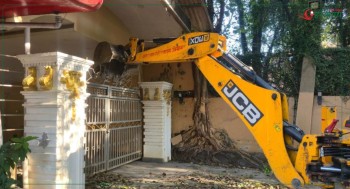 पूर्व उर्जामन्त्री खड्काले स्काउटको जग्गा हडपेर बनाएको संरचनामा महानगरले चलायो डोजर