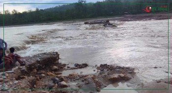 महेन्द्र राजमार्गको दाउन्ने, दुम्किबास र चोरमाराका वैकल्पिक सडक बाढीले बगायाे, यातायात ठप्प