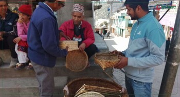 चोयाका सामाग्रीहरुको संरक्षणमा बाजुराका रावत : मेहेनत अनुसारको आम्दानी भने कम
