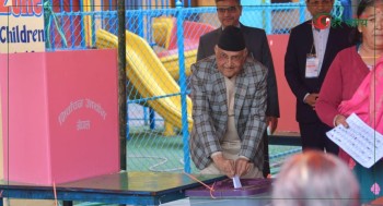 एमाले अध्यक्ष ओलीले भक्तपुरमा गरे मतदान