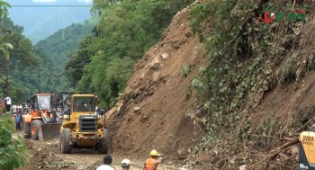 बागझोरामा पहिरो पन्छाउँदै एकतर्फी सडक सञ्चालन